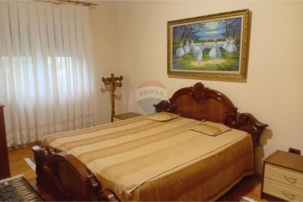 Jepet me Qira Apartament te Shkolla Sinan Tafaj