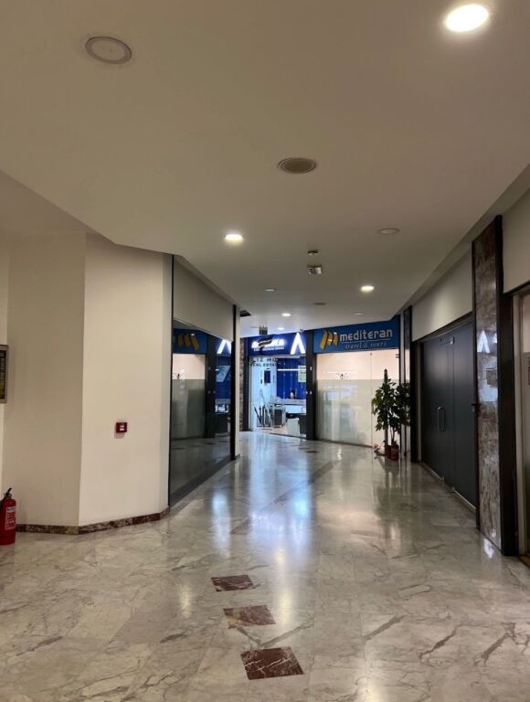 SHOP FOR SALE 28 M2 CENTER 157,000 EURO