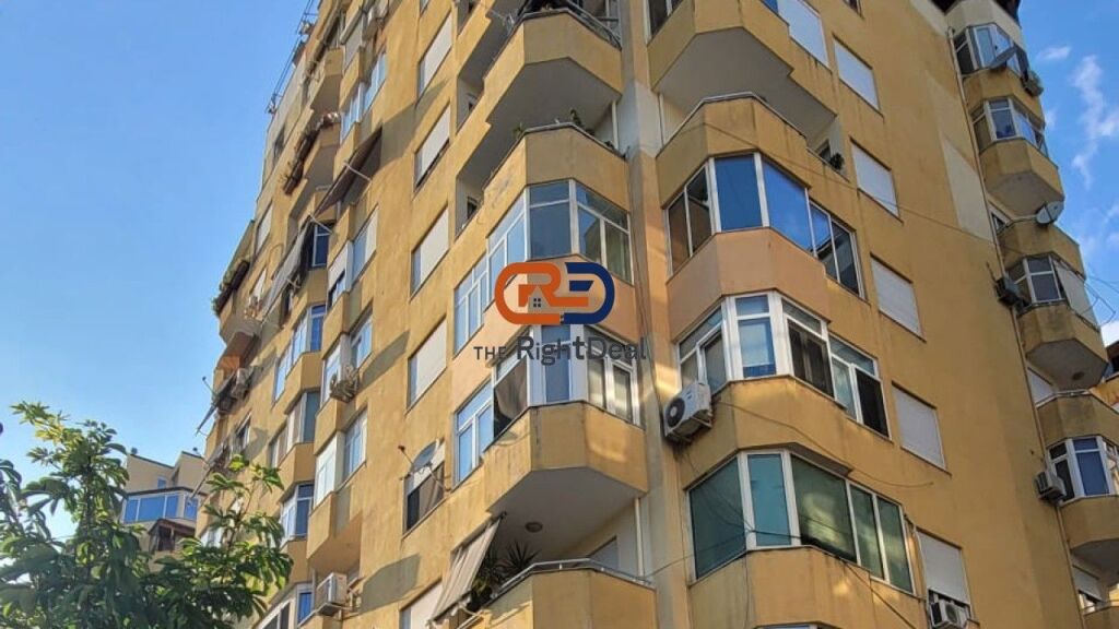 Tek Komuna E Parisit, Shitet Ambient Komercial, Buze Rruge!!