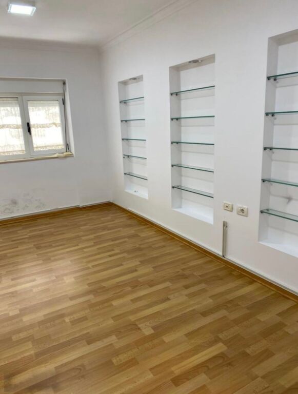  - LOCALE COMMERCIALE IN AFFITTO NEL CUORE DI TIRANA