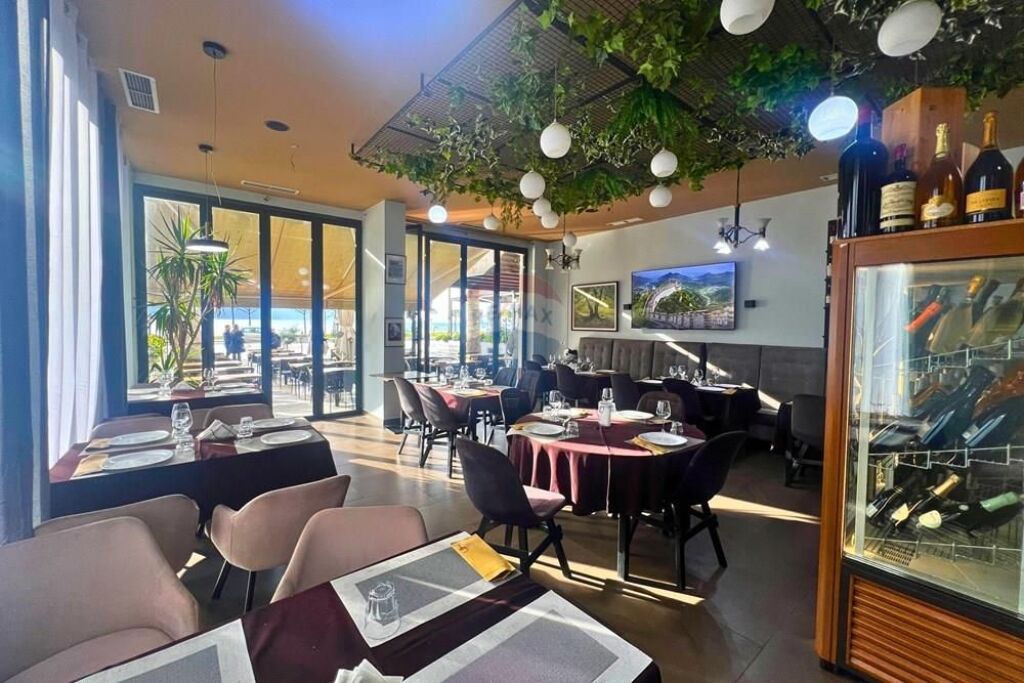 BUSINESS FOR SALE – RESTAURANT ON THE FRONT LINE, LUNGOMARE VLORË