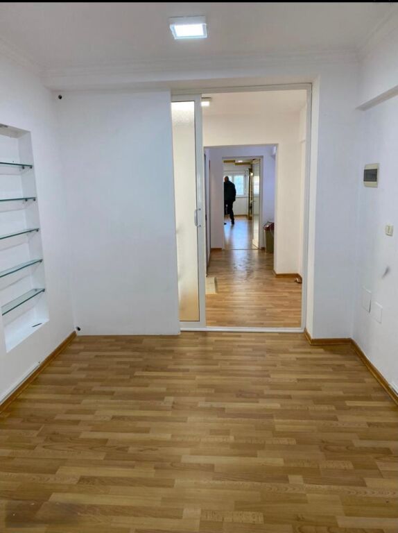 - LOCALE COMMERCIALE IN AFFITTO NEL CUORE DI TIRANA