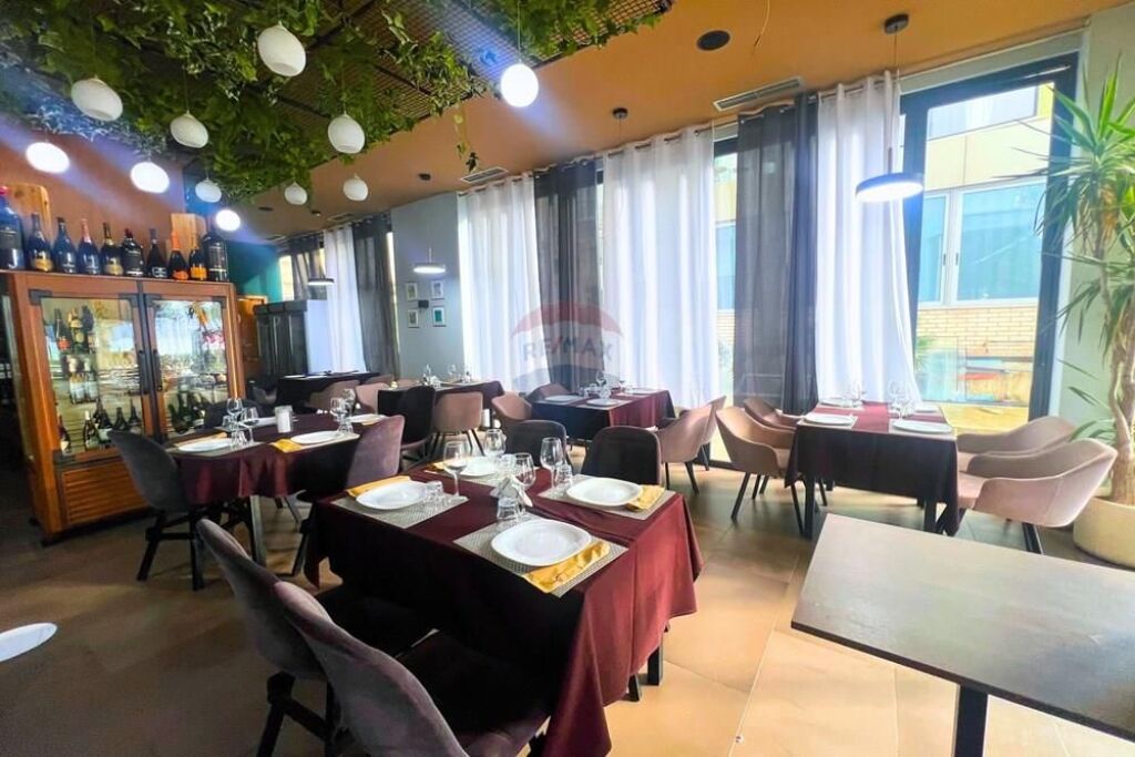 BUSINESS FOR SALE – RESTAURANT ON THE FRONT LINE, LUNGOMARE VLORË
