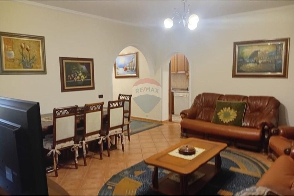 Jepet me Qira Apartament te Shkolla Sinan Tafaj