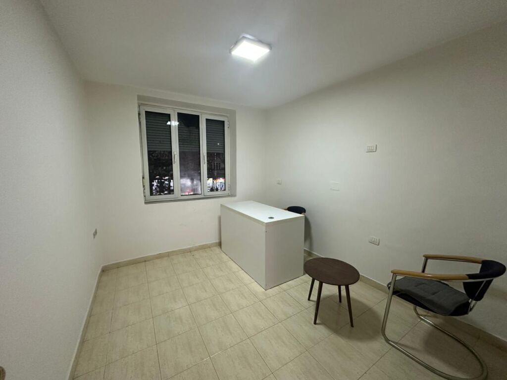 Uffici sono offerti in affitto a 21 Dhjetori.