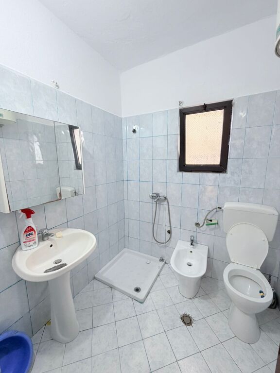 JEPET ME QERA SHTEPI PRIVATE 1+1 ME OBORR ISH KENETA, DURRES