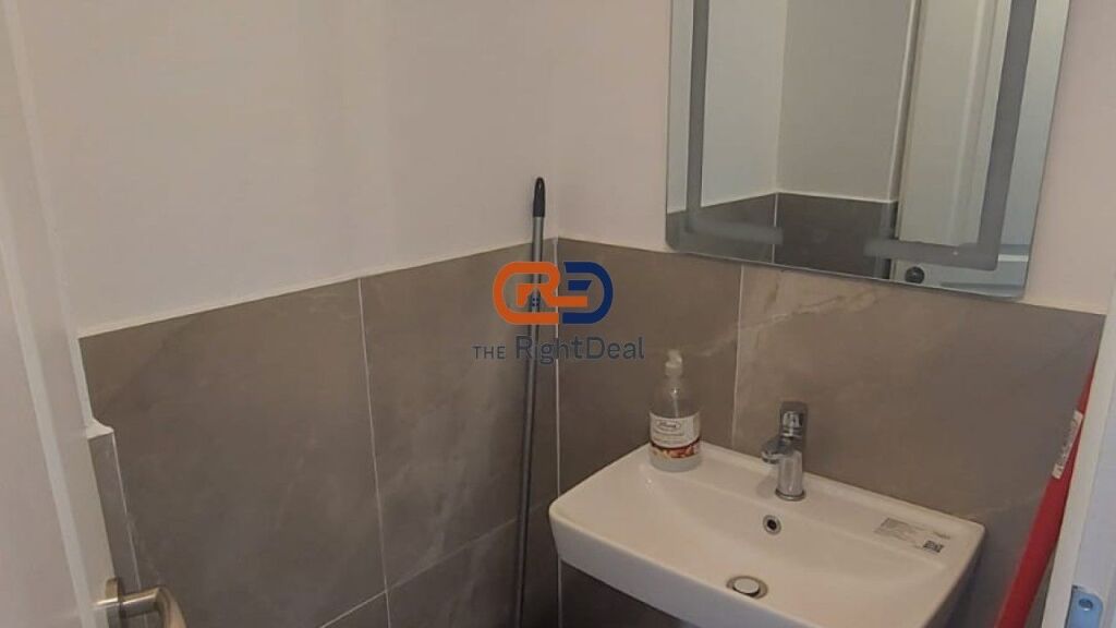 Tek Oxhaku, tek Kompleksi "ASL", Shitet Ambjent Komercial, i Investuar&amp;me Pamje nga Rruga Kryesore!!