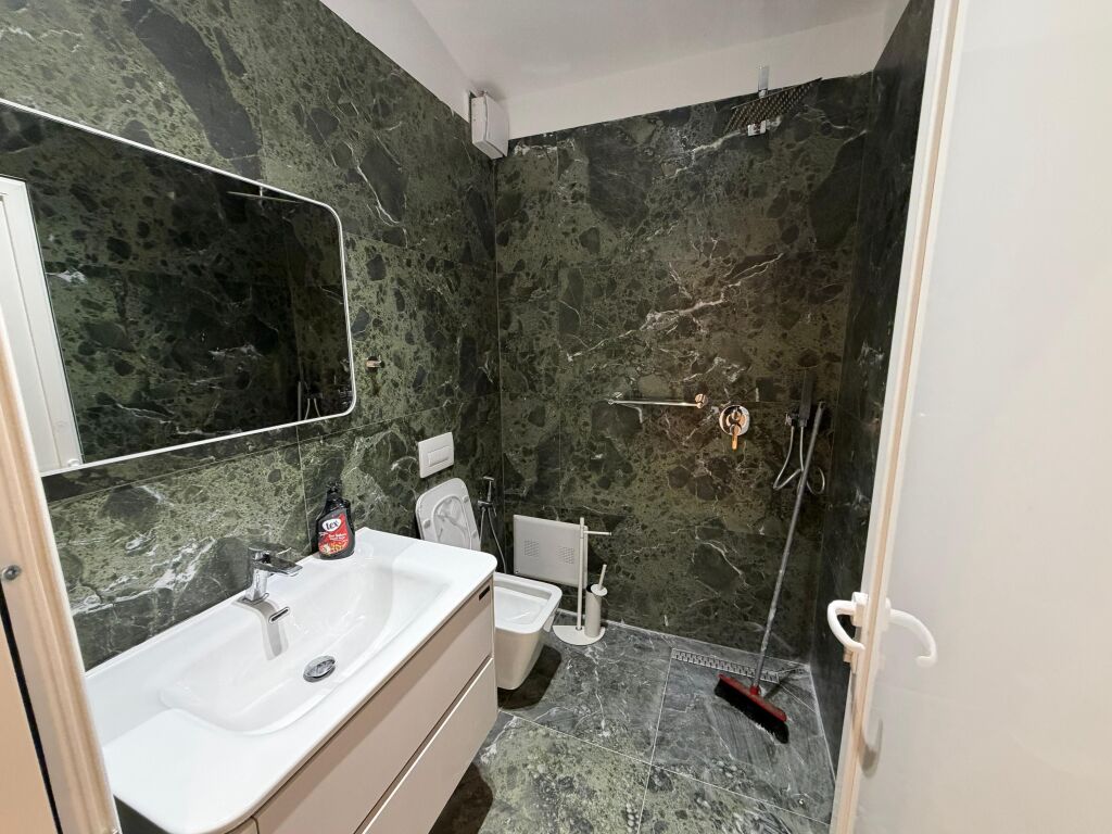 🏡 Jepet me qira 1+1 – i pabanuar më parë 📍 Përballë Delijorgji, tek Karburant Kastrati  🏢 Kati 7, pallat i ri me ashensor ✨ Apartament i ri, me kushte moderne 💶 600 €
