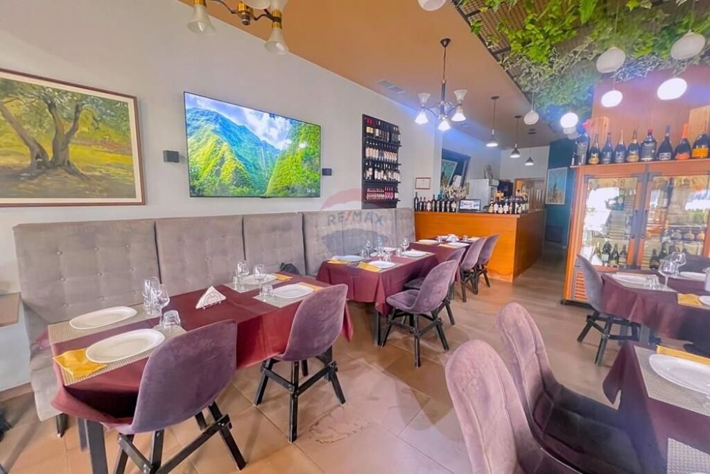 BUSINESS FOR SALE – RESTAURANT ON THE FRONT LINE, LUNGOMARE VLORË