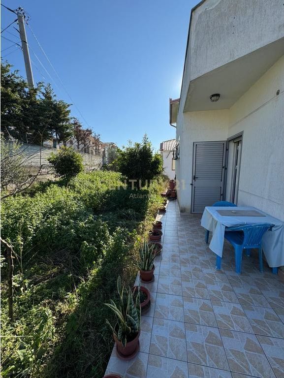 Villa in affitto – Arapaj, Durrës Posizione strategica vicino alla strada principale .