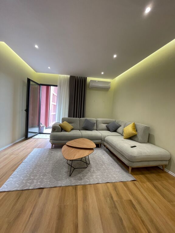 SHITET | Apartament 1+1 – Galeria Roma, Rruga e Kavajës