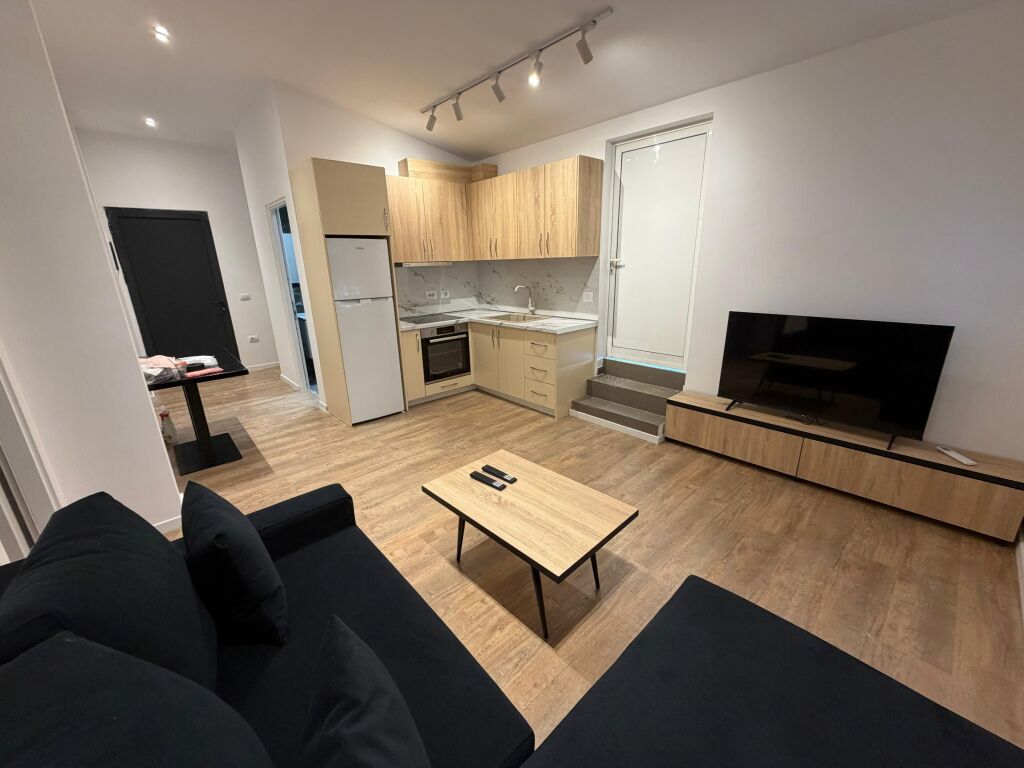 🏡 Jepet me qira 1+1 – i pabanuar më parë 📍 Përballë Delijorgji, tek Karburant Kastrati  🏢 Kati 7, pallat i ri me ashensor ✨ Apartament i ri, me kushte moderne 💶 600 €