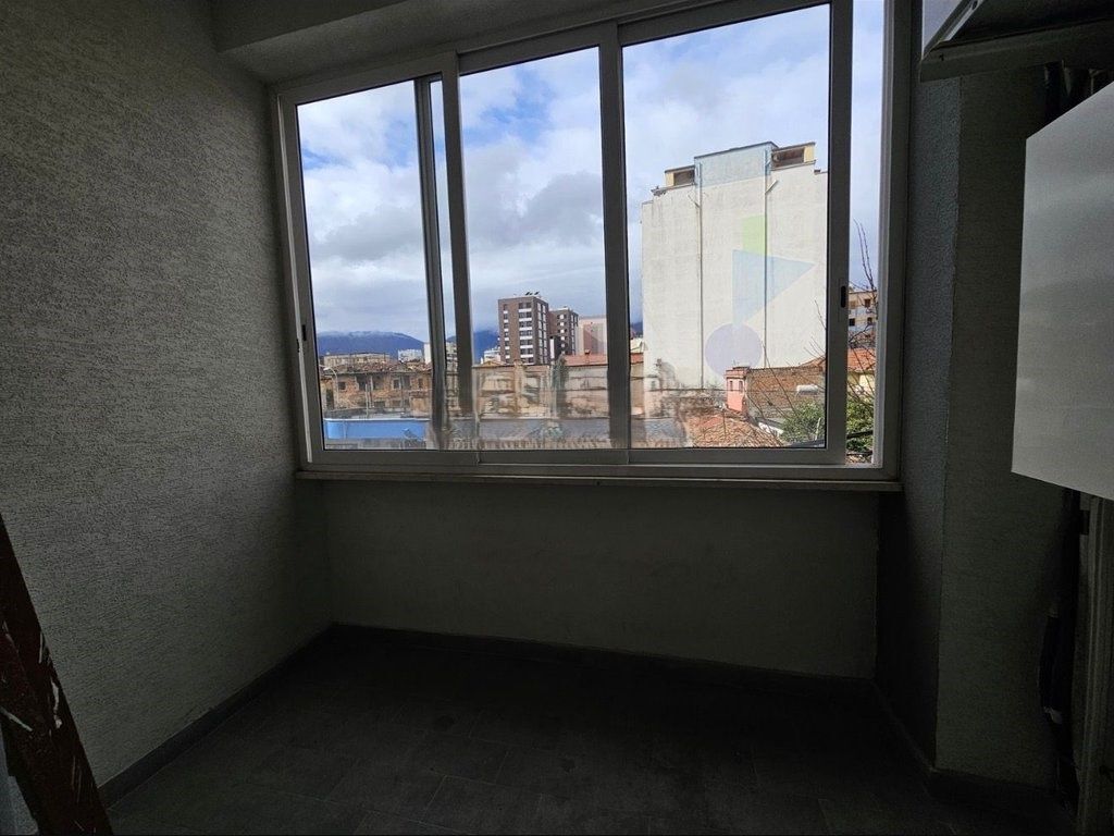 Apartament 1+1 me qira pranë Gjimnazit Partizani
