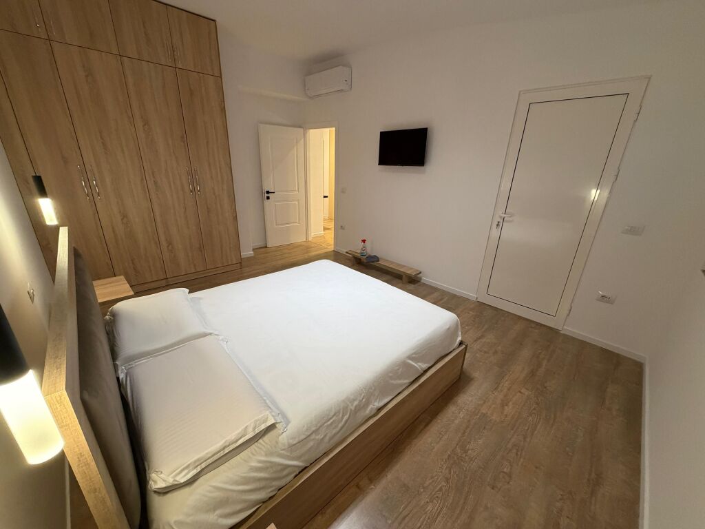 🏡 Jepet me qira 1+1 – i pabanuar më parë 📍 Përballë Delijorgji, tek Karburant Kastrati  🏢 Kati 7, pallat i ri me ashensor ✨ Apartament i ri, me kushte moderne 💶 600 €
