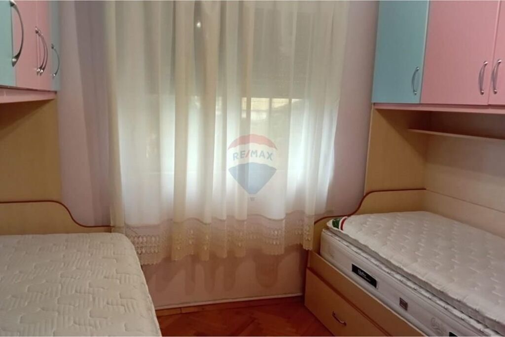 Jepet me Qira Apartament te Shkolla Sinan Tafaj