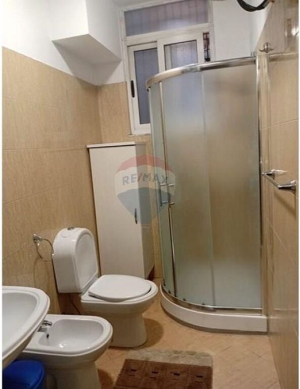 Jepet me Qira Apartament te Shkolla Sinan Tafaj