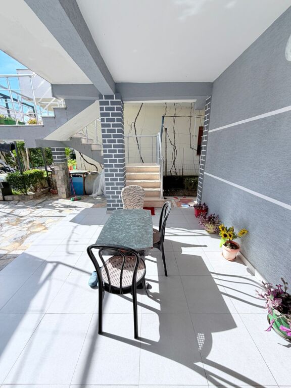 JEPET ME QERA SHTEPI PRIVATE 1+1 ME OBORR ISH KENETA, DURRES