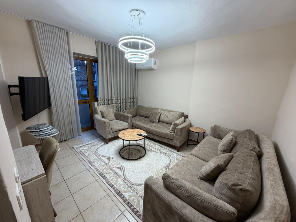Jepet me qera apartament 1+1 📍 Tek Rruga Mine Peza 🏢 Kati i 3-të, pallat ekzistues (pa ashensor) 💶 Çmimi:50000 leke leke / muaj