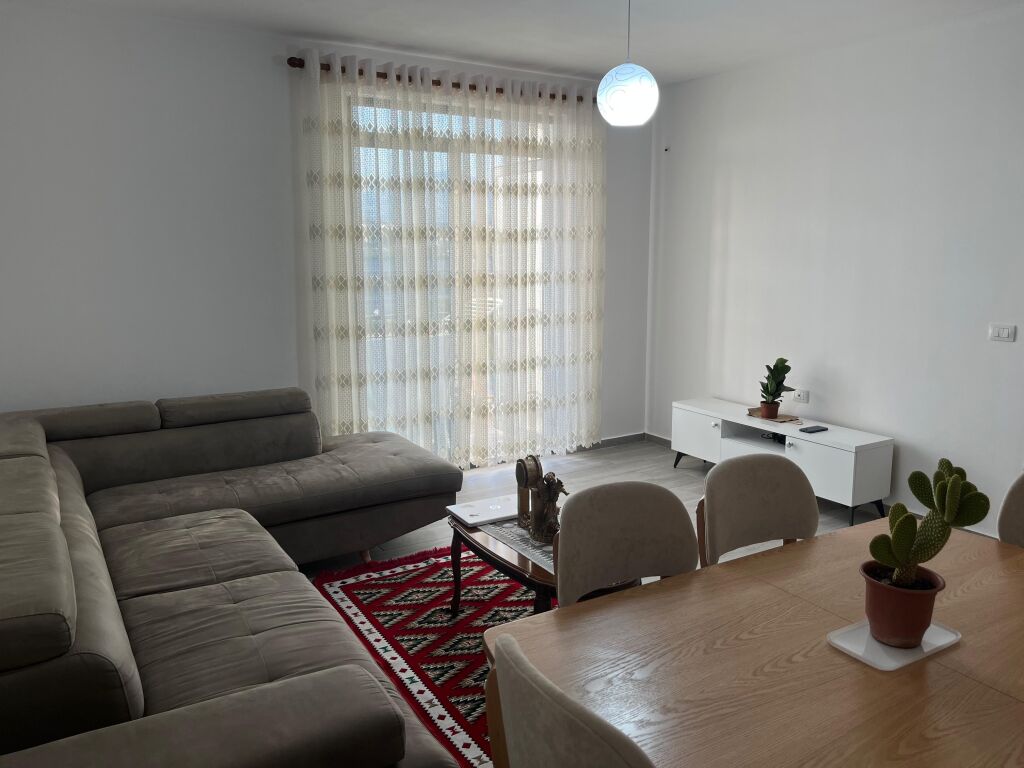 Apartament 3+1+2 per qera rruga 5 maji