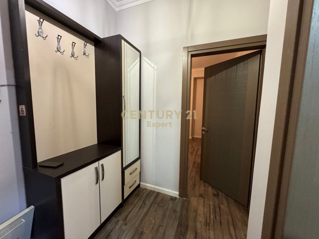 JAPIM ME QIRA APARTAMENT 1+1 ME VERANDE BUZE RRUGE KODRA E DIELLIT|KOPESHTI BOTANIK! 700 € /Muaj