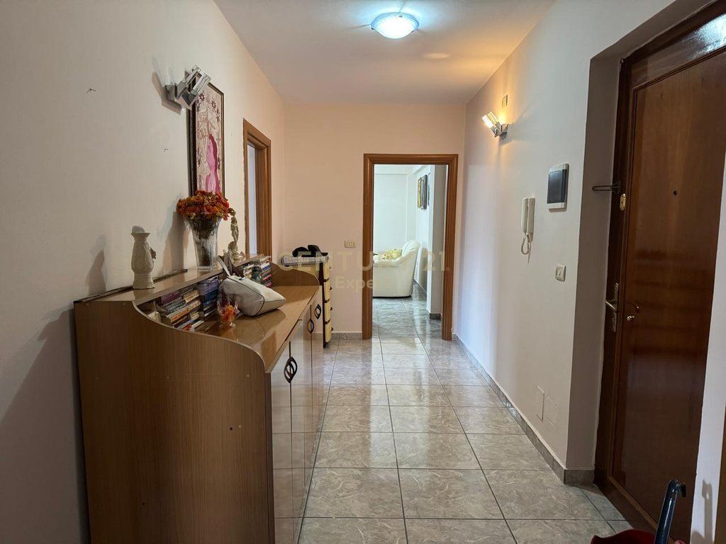 Jepet apartament 1+1 me qira në Ish-Bllok 600 € /Muaj