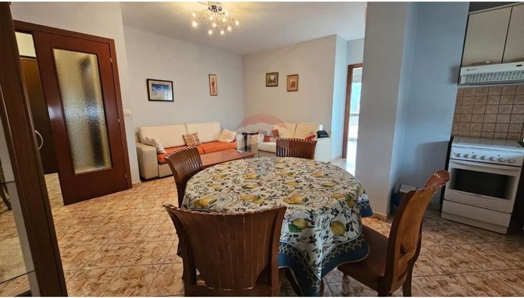 Jepet apartament 1+1 te rruga e Kavajes!