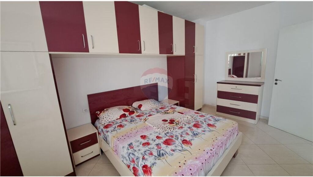 Apartament 1+1 (përfshirë një garazh të mbyllur) ne shitje,Lungomare,Vlore