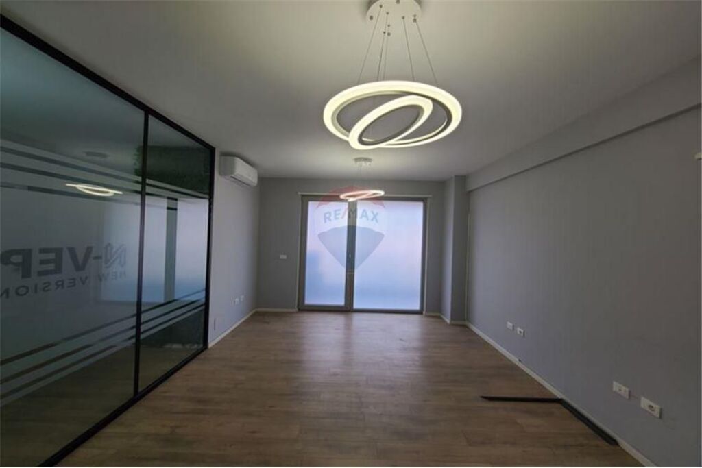 Ambjent biznesi per qira mbrapa Ring Center