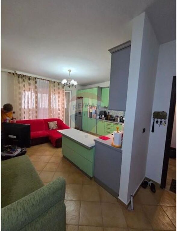 Shitet Apartament 1+1 te Komuna e Parisit