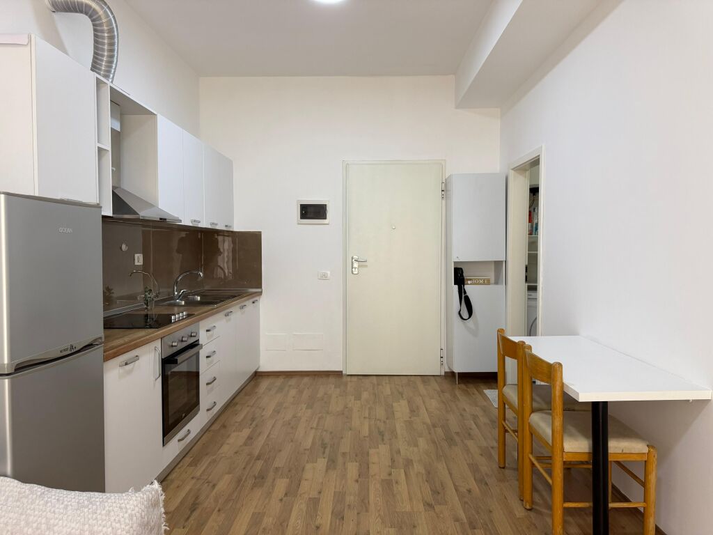 Affitto, Appartamento 1+1, Complesso Mangalem 21, Tirana.
