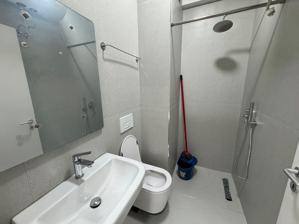 Jepet me qera apartament 1+1  📍 Vendndodhja: Ali Demi, Kompleksi Kadiu 🏢 Kati: 3 📐 Sipërfaqe: 58 m² 🛋️ Gjendja: I mobiluar 💰 Çmimi: 40,000 lek / muaj