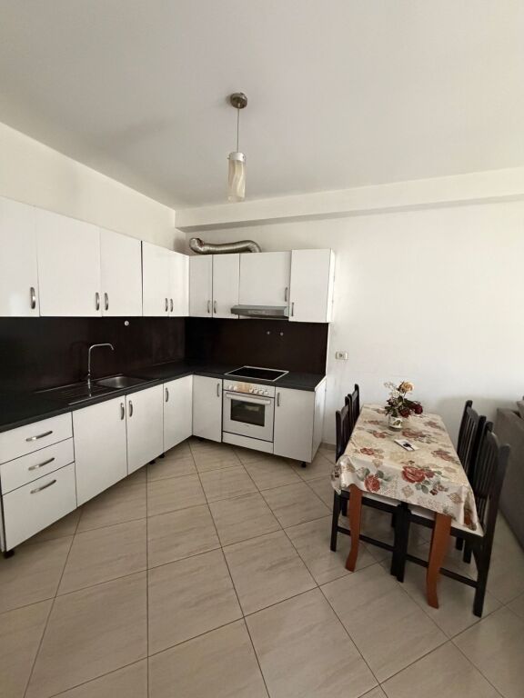 Astir pranë Artistit jepet me qira apartament 1+1!