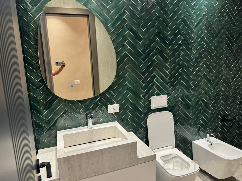 APARTAMENT PER SHITJE 2+1+2+2 POSTE PARKIMI TE KOMPLEKSI DELIJORGJI! 525,000 €