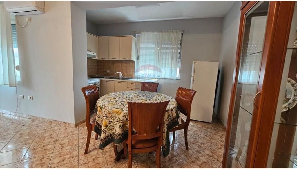 Jepet apartament 1+1 te rruga e Kavajes!