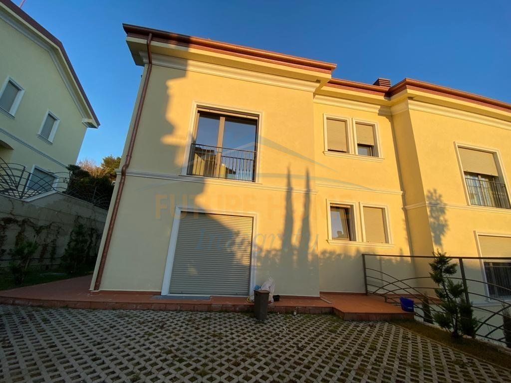 Shitet, Vilë 3 Katëshe, Rezidenca Porta e Gjelbër, Tiranë.