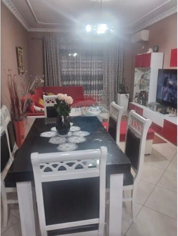 Shitet apartament 2+1 në Yzberisht