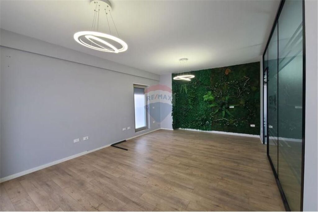 Ambjent biznesi per qira mbrapa Ring Center