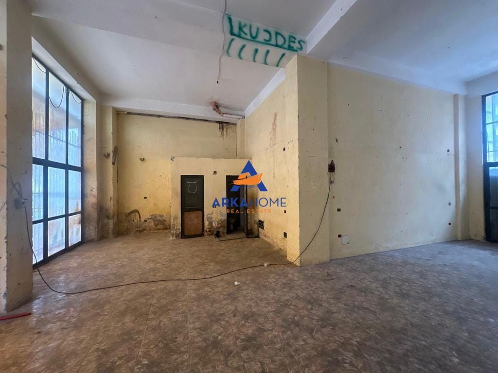 LOCALE COMMERCIALE IN AFFITTO 130M2 "PRAEN SQUARE 21" 1100 EURO