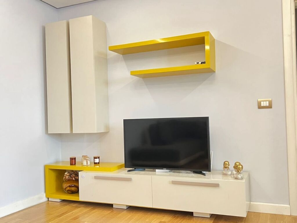 🏡 Affittasi – Appartamento 2+1  📍 Posizione: Via Bardhok Biba💶 Prezzo: 1000 Euro/mese