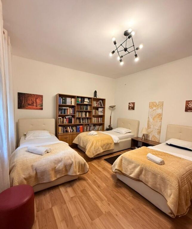 📌 Shtëpi Private me Qira tek Pazari i Ri