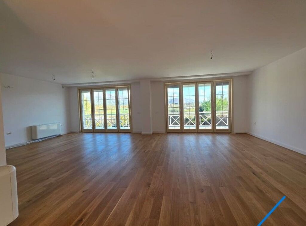 In vendita, Villa su 3 piani, Lunder, Tirana.