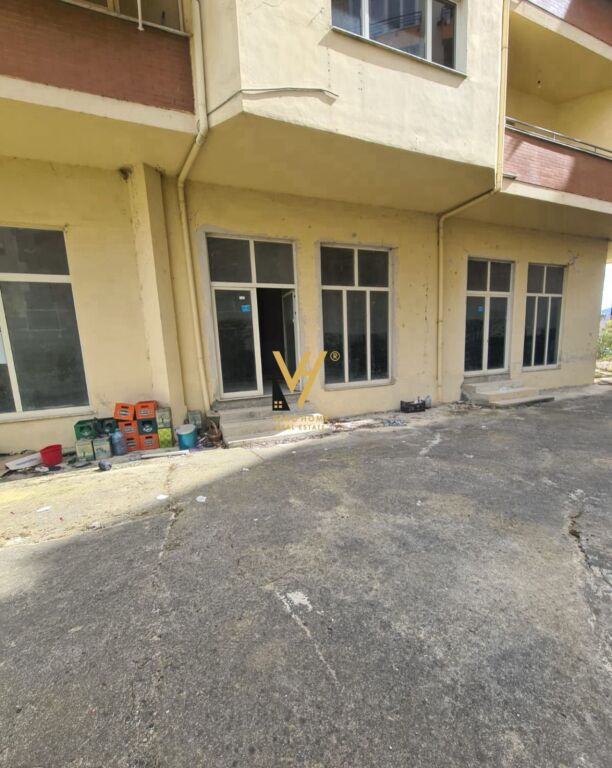 LOCALE COMMERCIALE IN VENDITA 120 M2 AL LAGO ASCIUTTO 270.000 EURO
