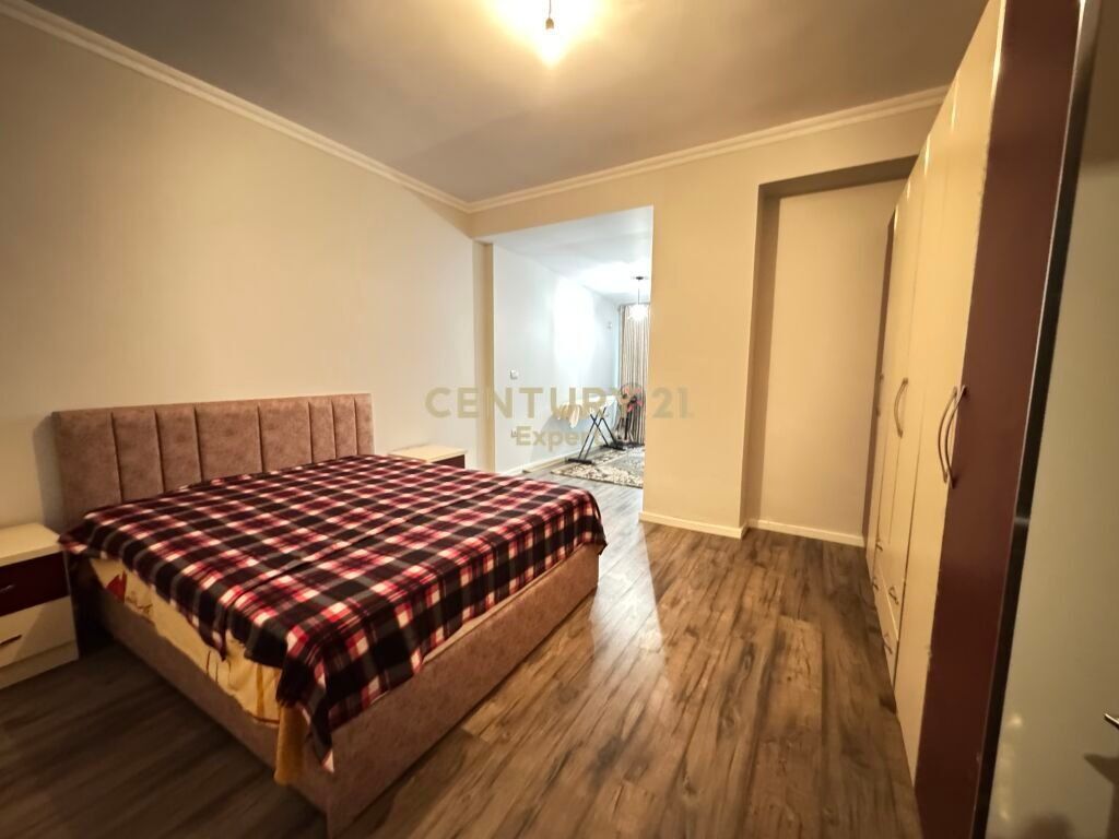 JAPIM ME QIRA APARTAMENT 1+1 ME VERANDE BUZE RRUGE KODRA E DIELLIT|KOPESHTI BOTANIK! 700 € /Muaj