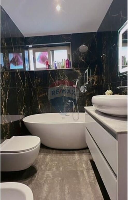Shitet apartament 2+1+2 pranë Stadiumit Dinamo