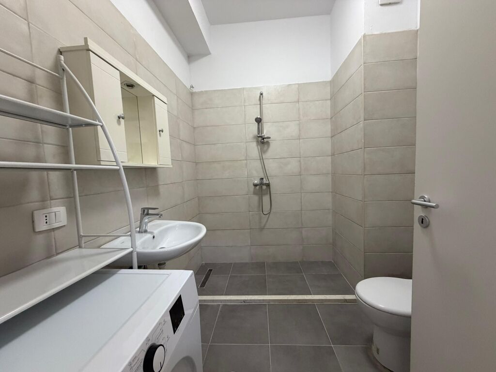 Affitto, Appartamento 1+1, Complesso Mangalem 21, Tirana.