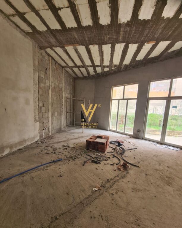 LOCALE COMMERCIALE IN VENDITA 120 M2 AL LAGO ASCIUTTO 270.000 EURO