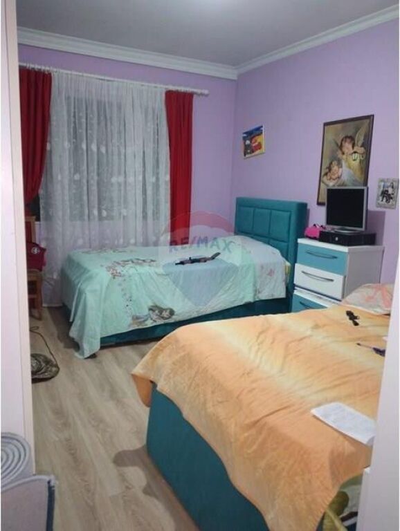 Shitet apartament 2+1 në Yzberisht