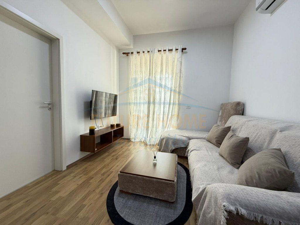 Affitto, Appartamento 1+1, Complesso Mangalem 21, Tirana.