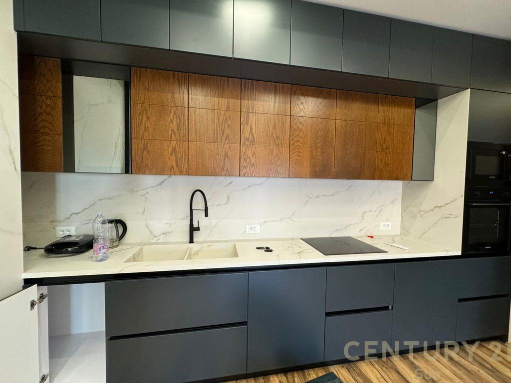 APARTAMENT PER SHITJE 2+1+2+2 POSTE PARKIMI TE KOMPLEKSI DELIJORGJI! 525,000 €