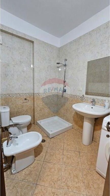 Jepet apartament 1+1 te rruga e Kavajes!